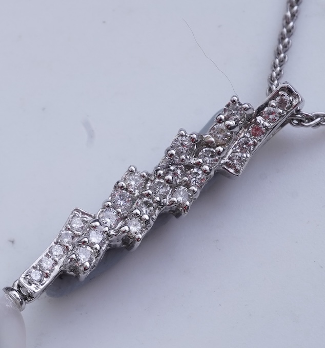 A diamond pendant necklace